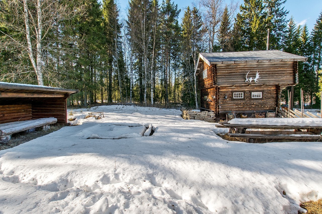 Stabburet er oppført 1905, og rehabilitert ca. 2000.Stabburet er laftet tømmer i 2 etasjer Galleribilde