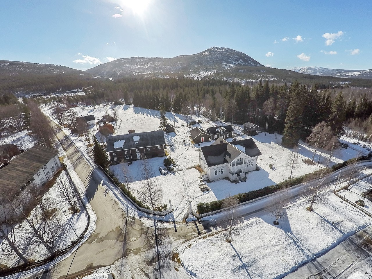 Solrik eiendom med hovedhuset, låven, drengestue, stabbur og uthus Galleribilde