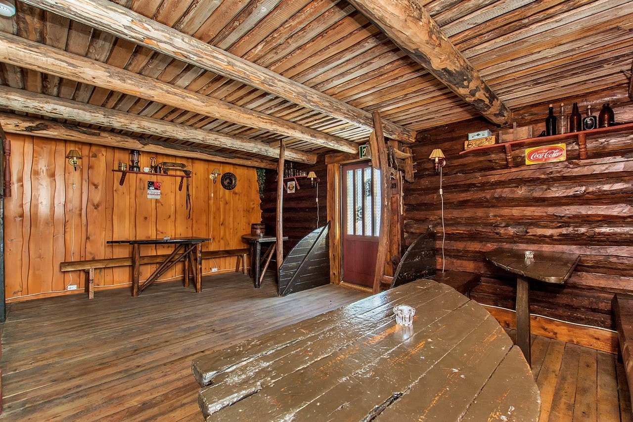 Koselig bar med mange sitteplasser og egen inngang Galleribilde