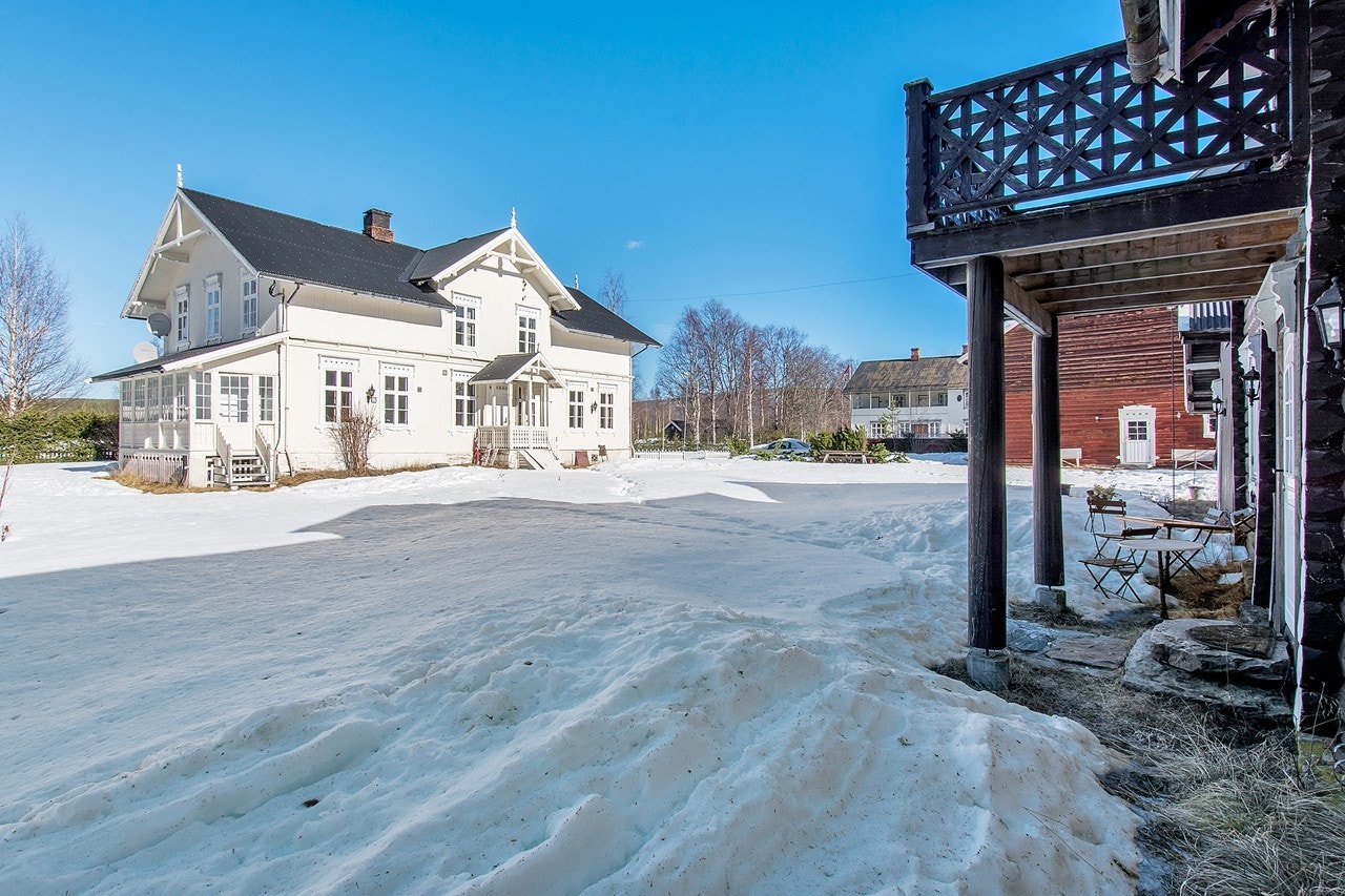 Eiendommen består av en stor bygningsmasse Galleribilde