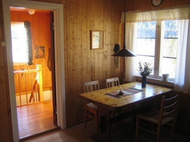 Fra kjøkkenet mot trappegangen. Galleribilde