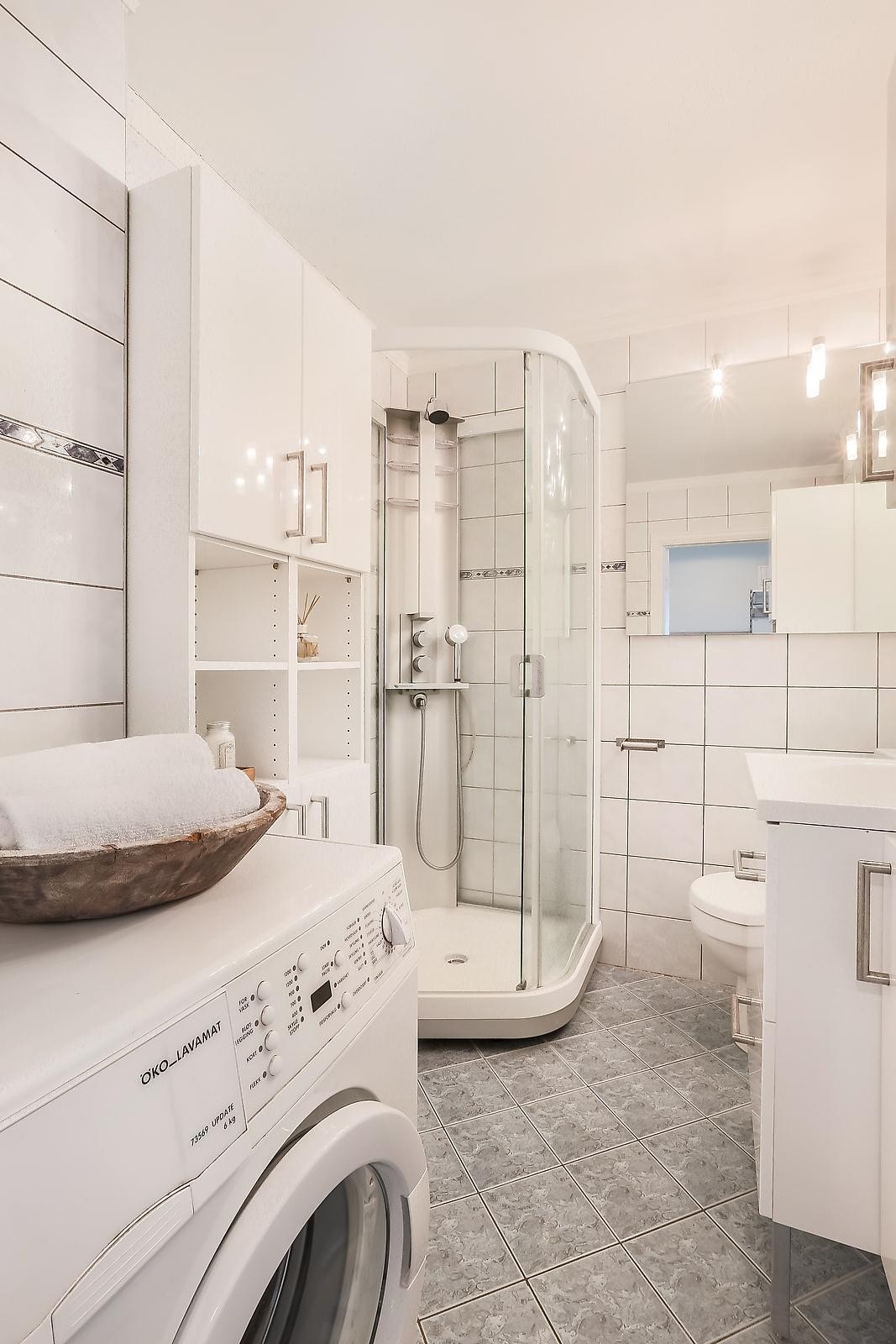 Godt med skapplass og opplegg for vaskemaskin Galleribilde