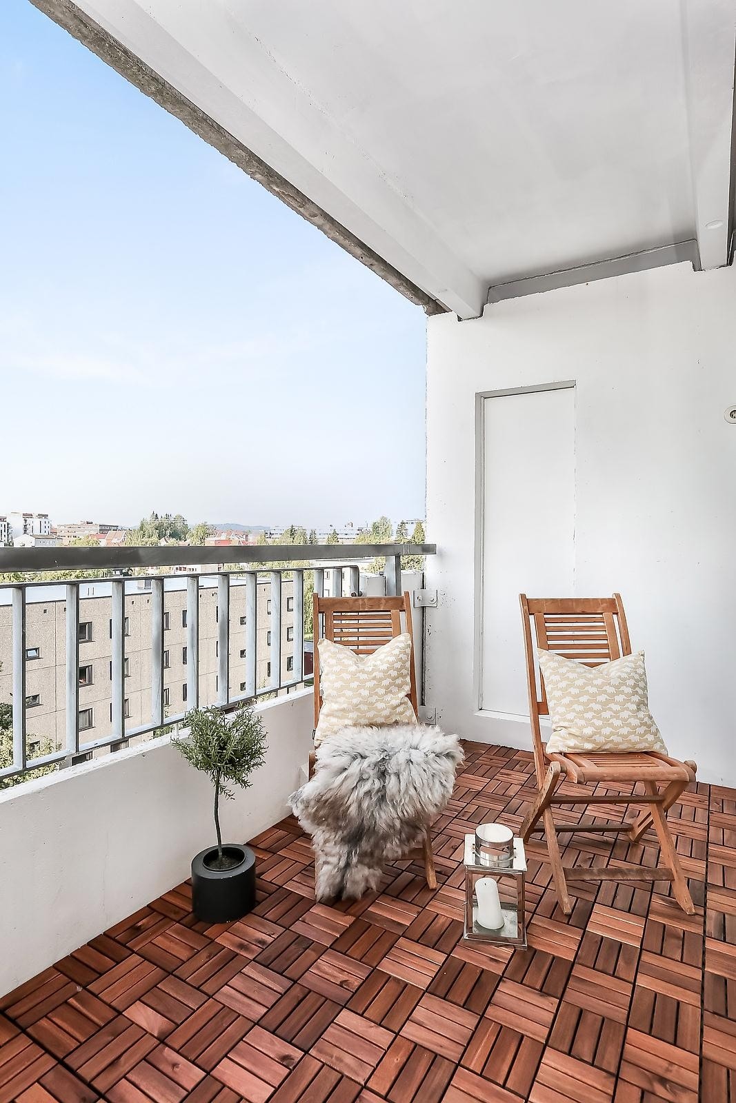 Sydvestvendt balkong med gode solforhold og fint utsyn Galleribilde