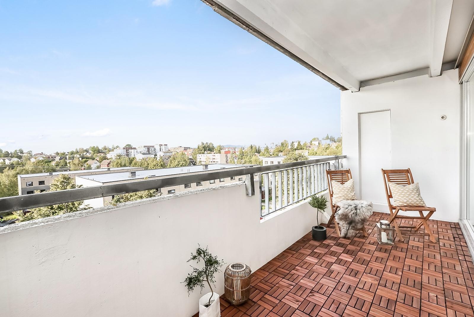 Stor balkong med helt nytt gulvbelegg Galleribilde