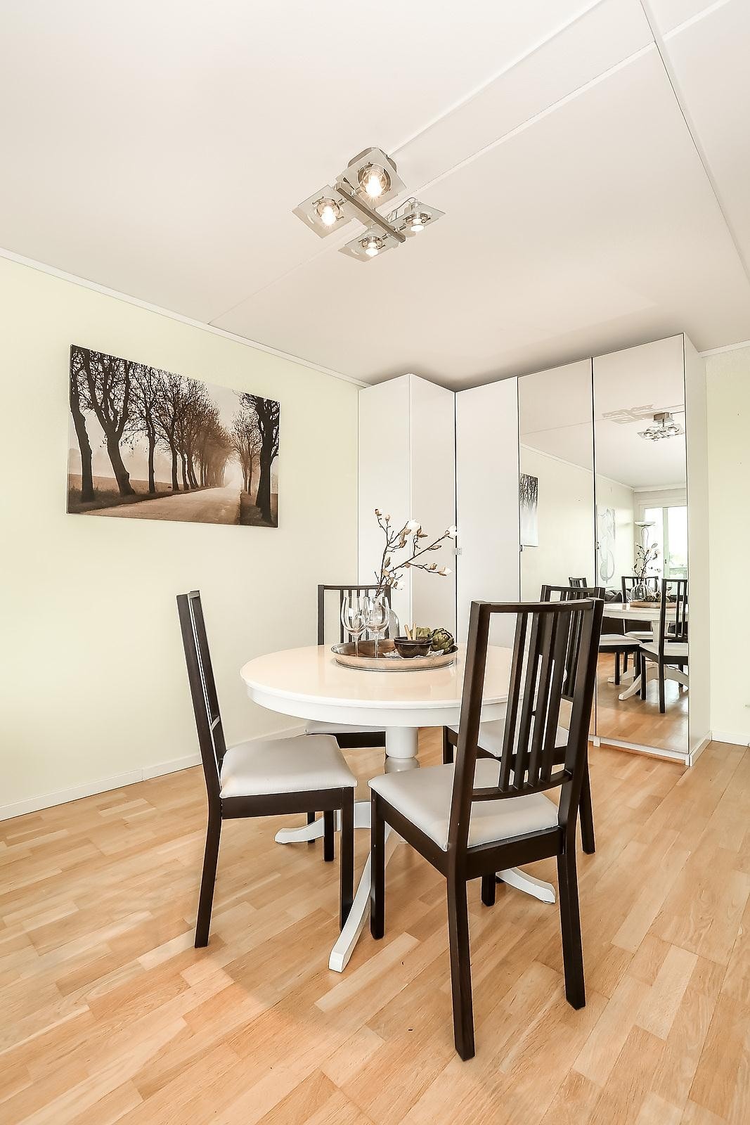 Stuen har et praktisk garderobeskap og en naturlig plass for spisebordet Galleribilde