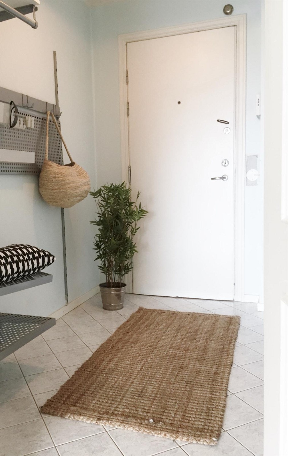 Entré med praktisk sko- og klesoppheng Galleribilde