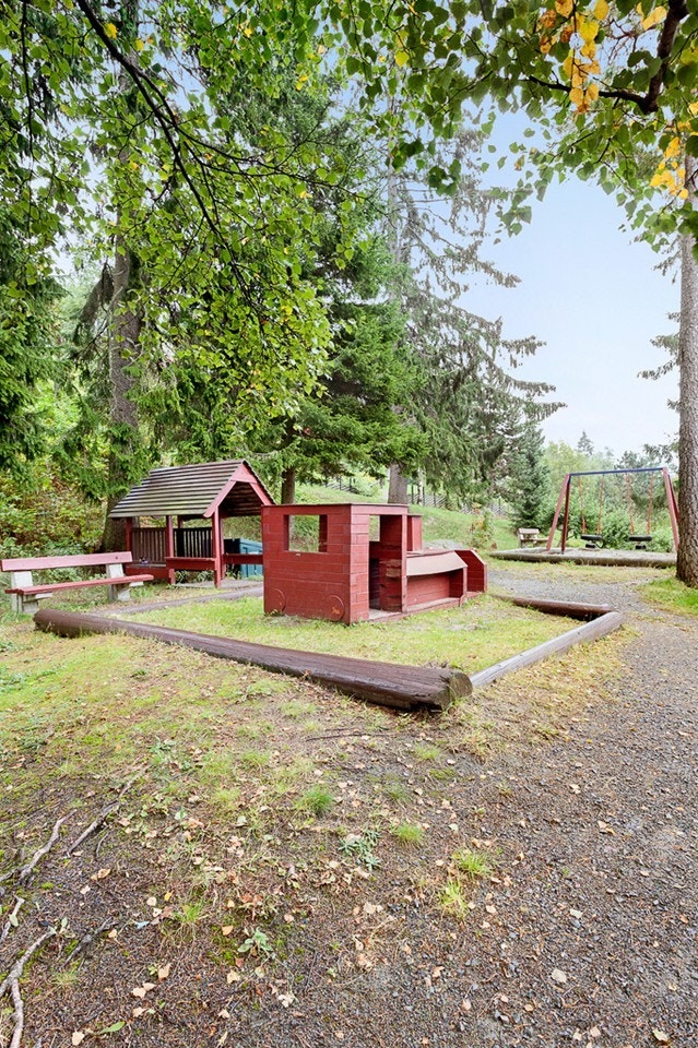 Flere lekeplasser i området. Grindbakken holdes stengt for gjennomgangstrafikk og kan derfor betraktes som meget barnevennlig og stille året rundt. Galleribilde