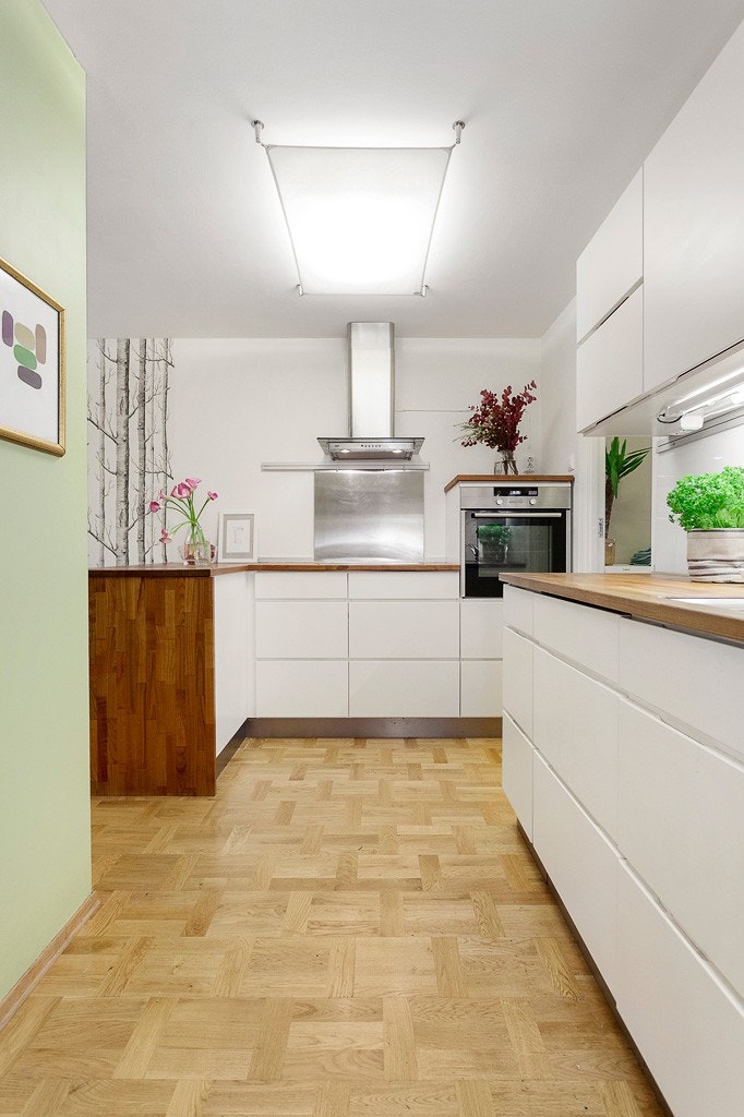 Kjøkkenet har godt med skap -og benkeplass, samt flere integrerte hvitevarer. Galleribilde