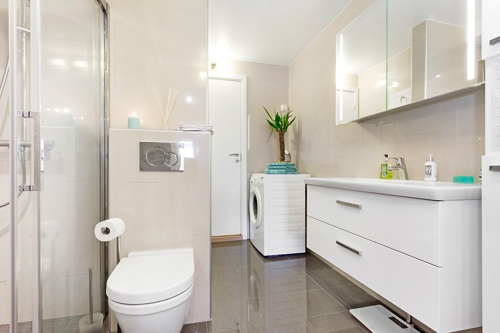 Begge badene er er pent flislagt med moderne fliser og delikate farger, og er godt plassutnyttet. Galleribilde