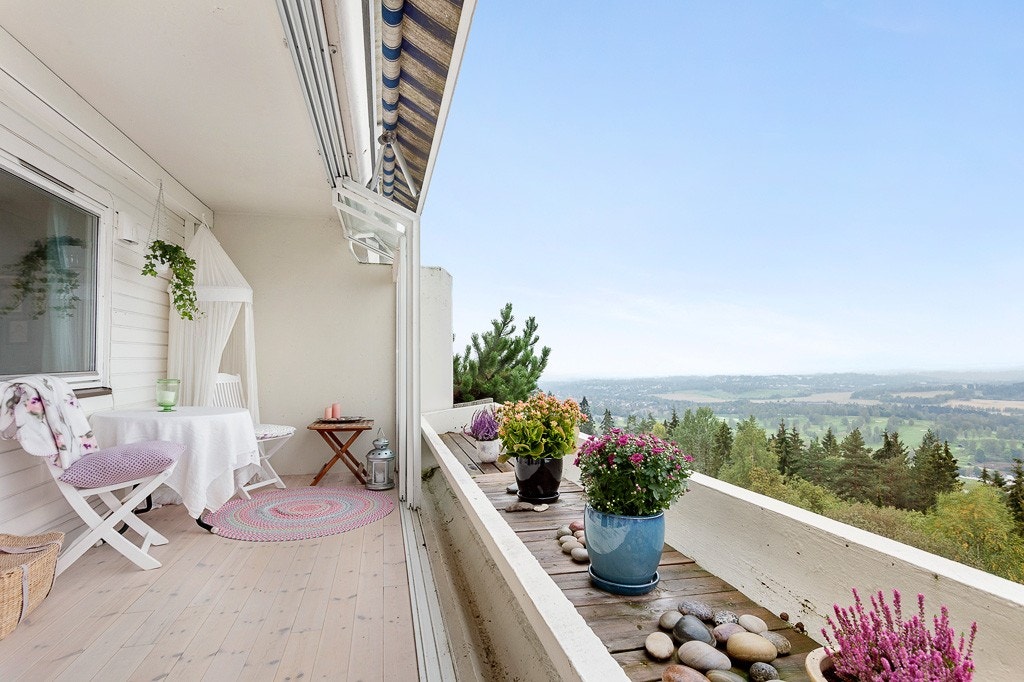 Fra stuen er det utgang til en 11 kvm usjenert og vestvendt terrasse med gode solforhold og flott utsikt. Galleribilde