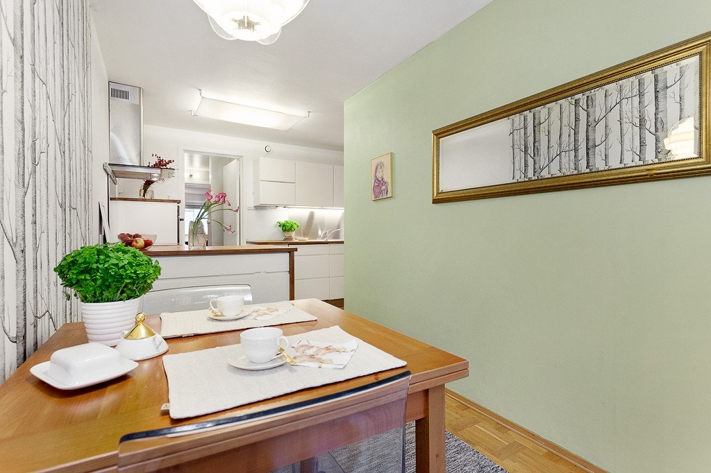 Det er også plass til spisebord på kjøkkenet. Galleribilde