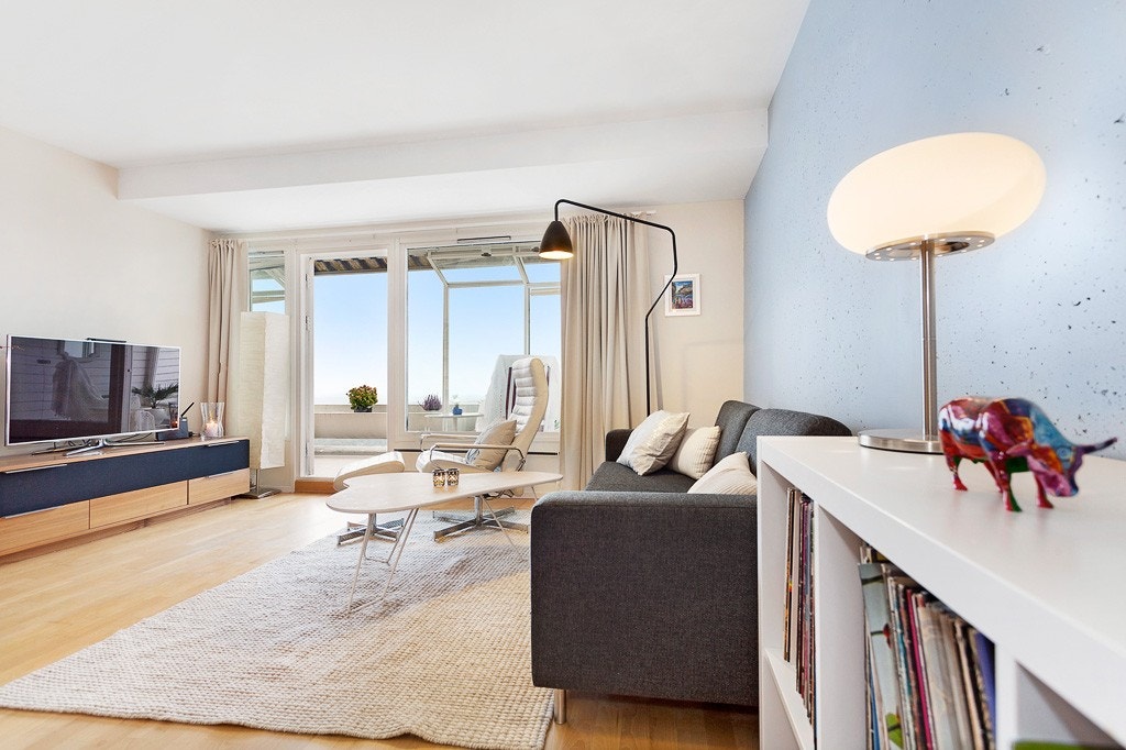 Lys og pen 3,5-roms leilighet på Holmenkollens solside, med en hyggelig beliggenhet i et barnevennlig og trivelig borettslag. Galleribilde