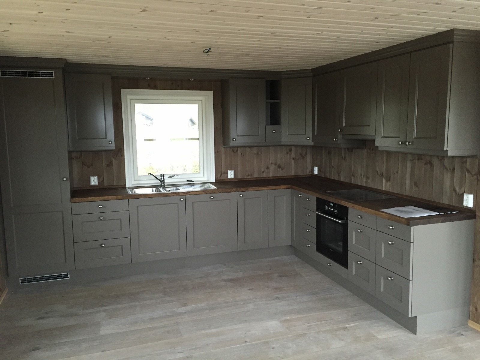 Som tilvalg kan man få kjøkken med heltre benkeplate fra Uvdal Snekkerverksted fremfor Sigdal Galleribilde