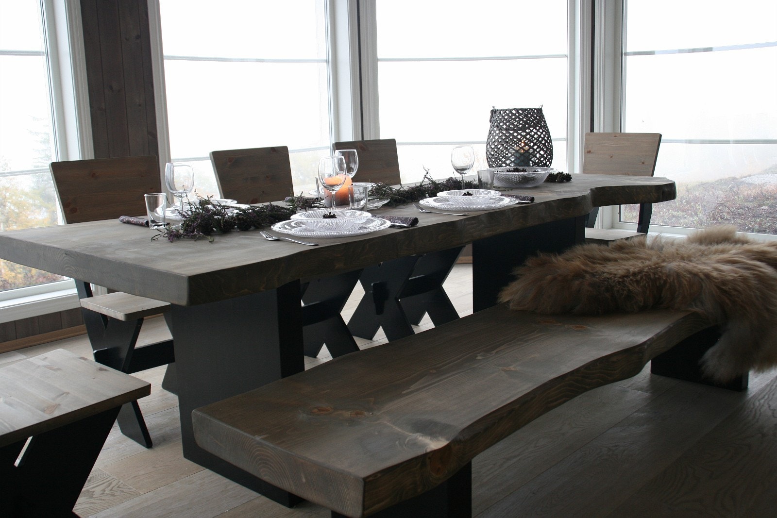 Stemningsbilde fra Nordmannskjørkja - storebroren i samme hytteserie. Stue og kjøkkenløsning blir lik i denne hytta. Her bord fra Uvdal Snekkerverksted Galleribilde