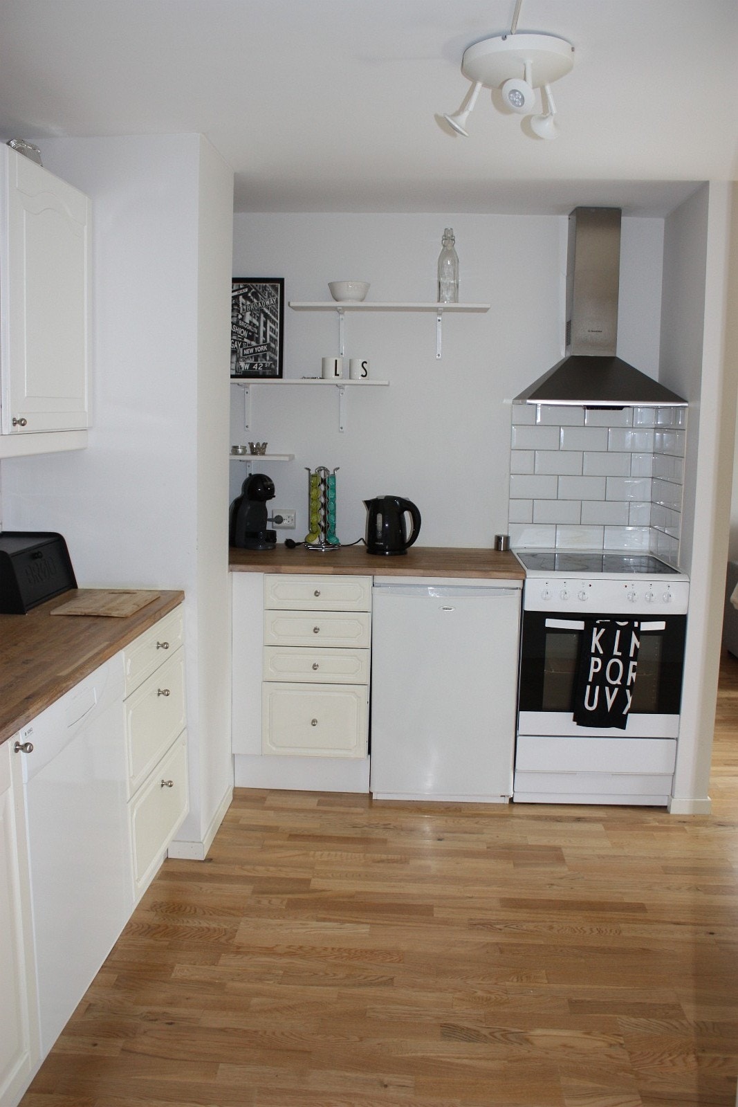 Romslig kjøkken med plass til spisebord Galleribilde