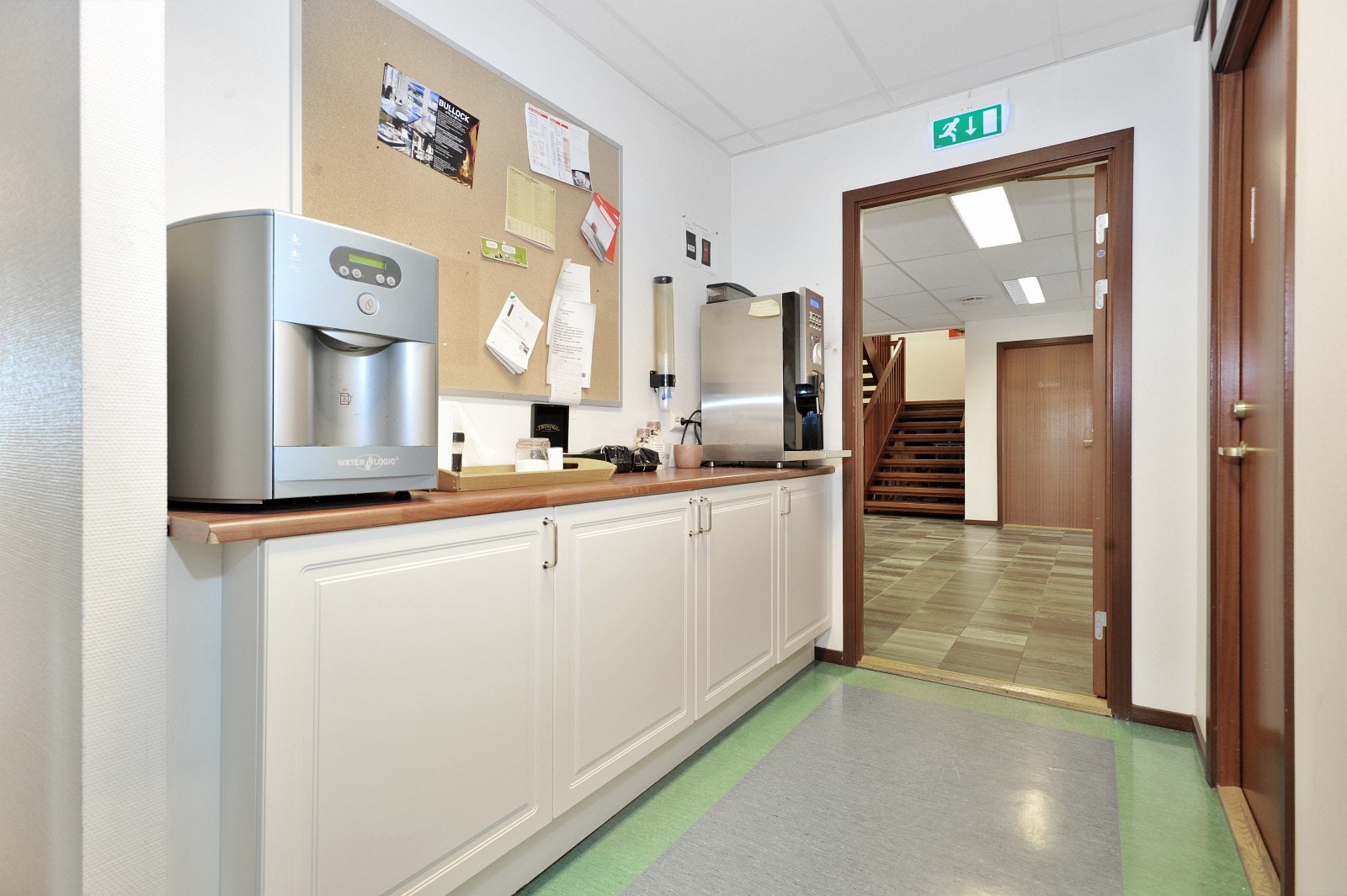 Kaffe - og vannmaskin til fri bruk Galleribilde