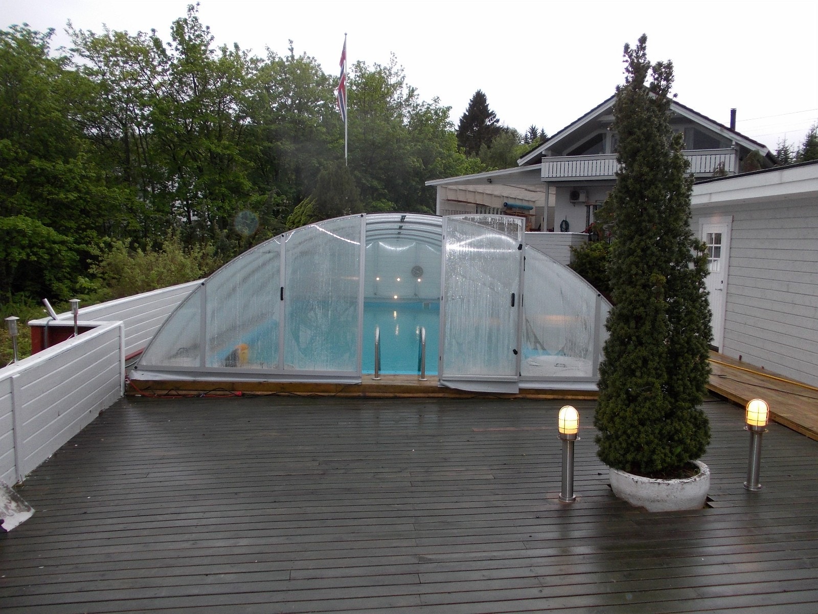 Bassenget / uteplass Galleribilde