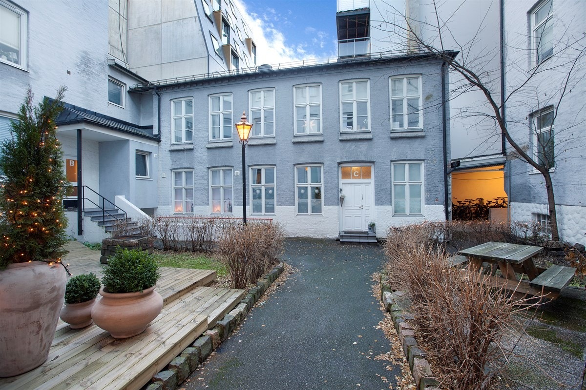 Hyggelig opparbeidet bakgård med sittegrupper. Galleribilde