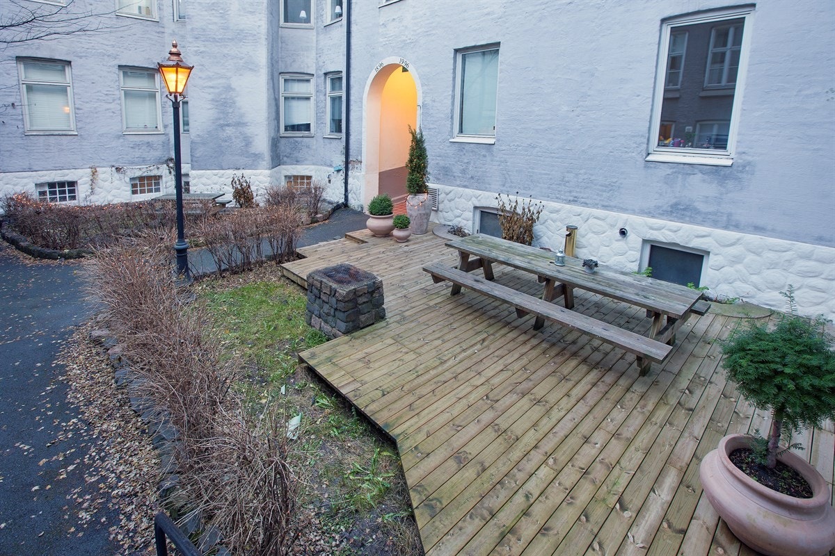 Hyggelig opparbeidet bakgård med sittegrupper. Galleribilde