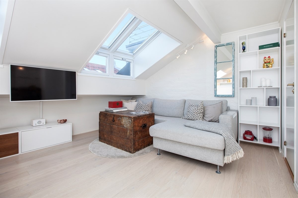 God plass til sofagruppe og tv-sone. Galleribilde
