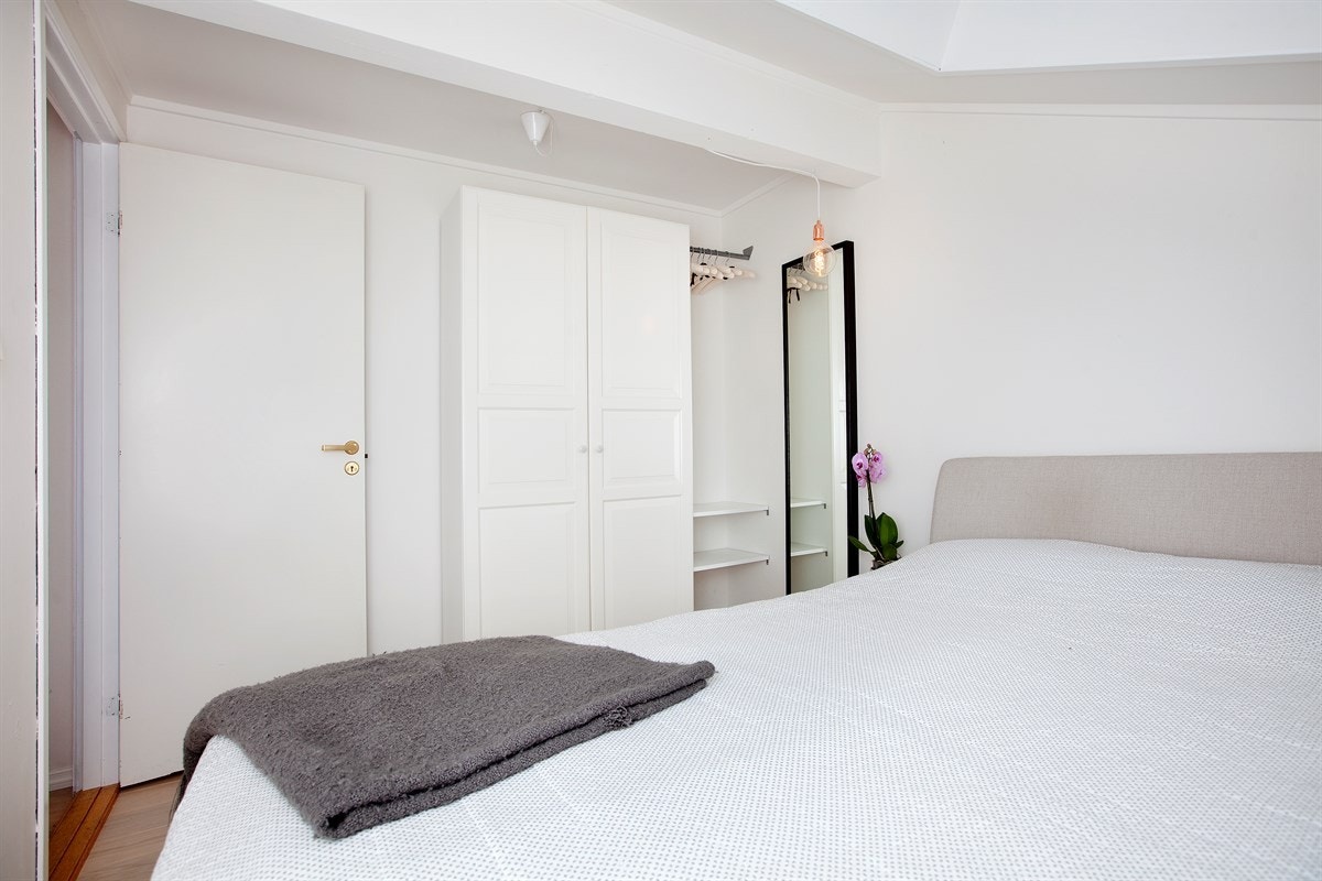 God plass til dobbeltseng og garderobe. Galleribilde