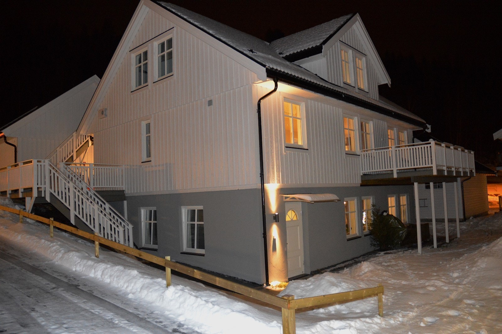 Inngang i sokkel Galleribilde