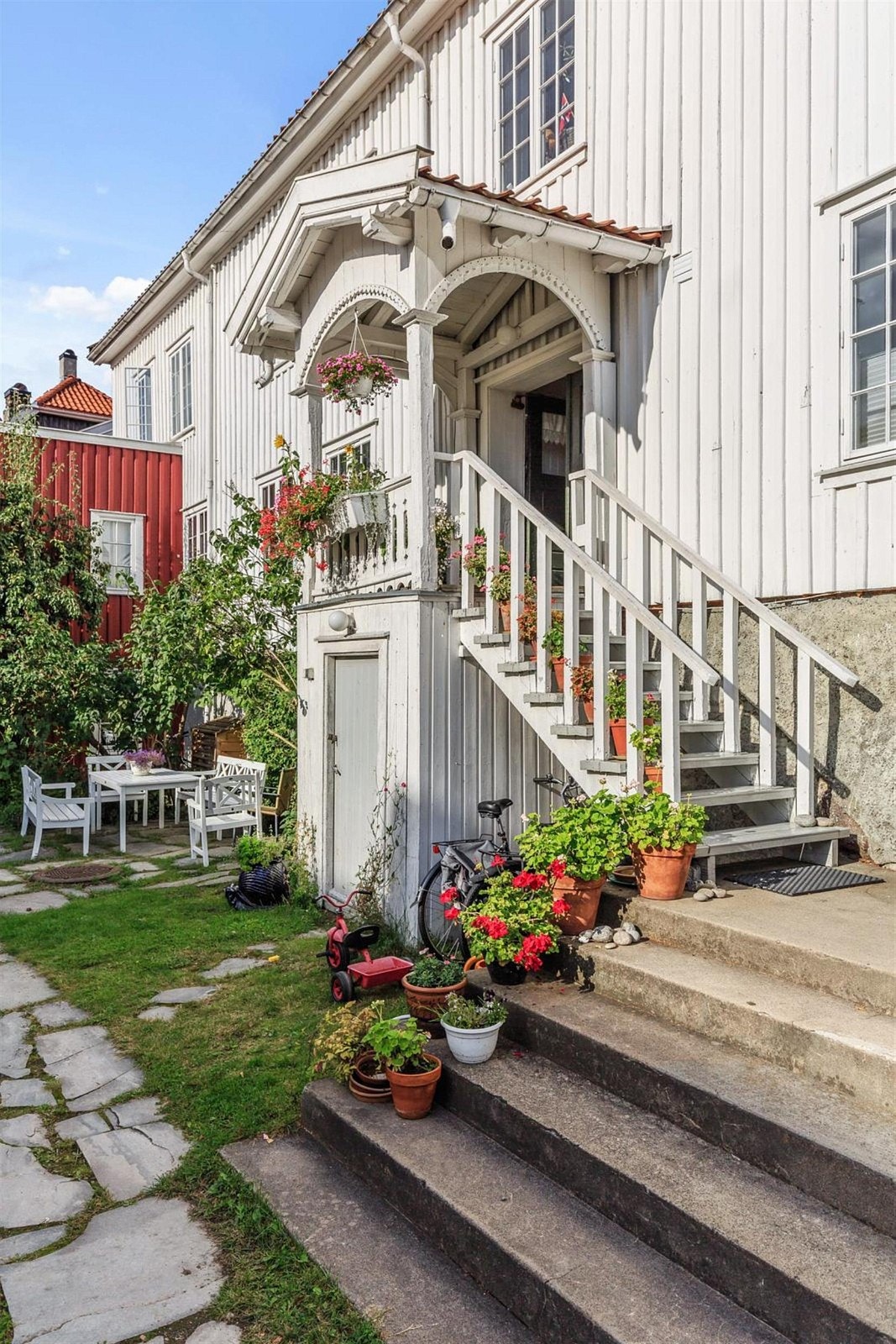 Hovedbygget har to statslige trappeinnganger fra gårdsplassen. Galleribilde