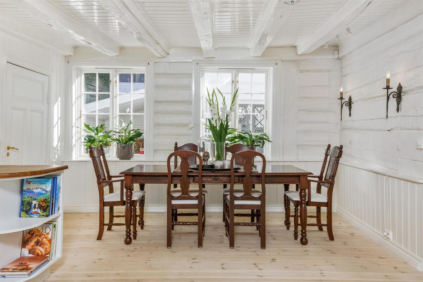 På kjøkkenet er det god plass til å invitere familie og venner til en matbit eller et hyggelig lag. Galleribilde