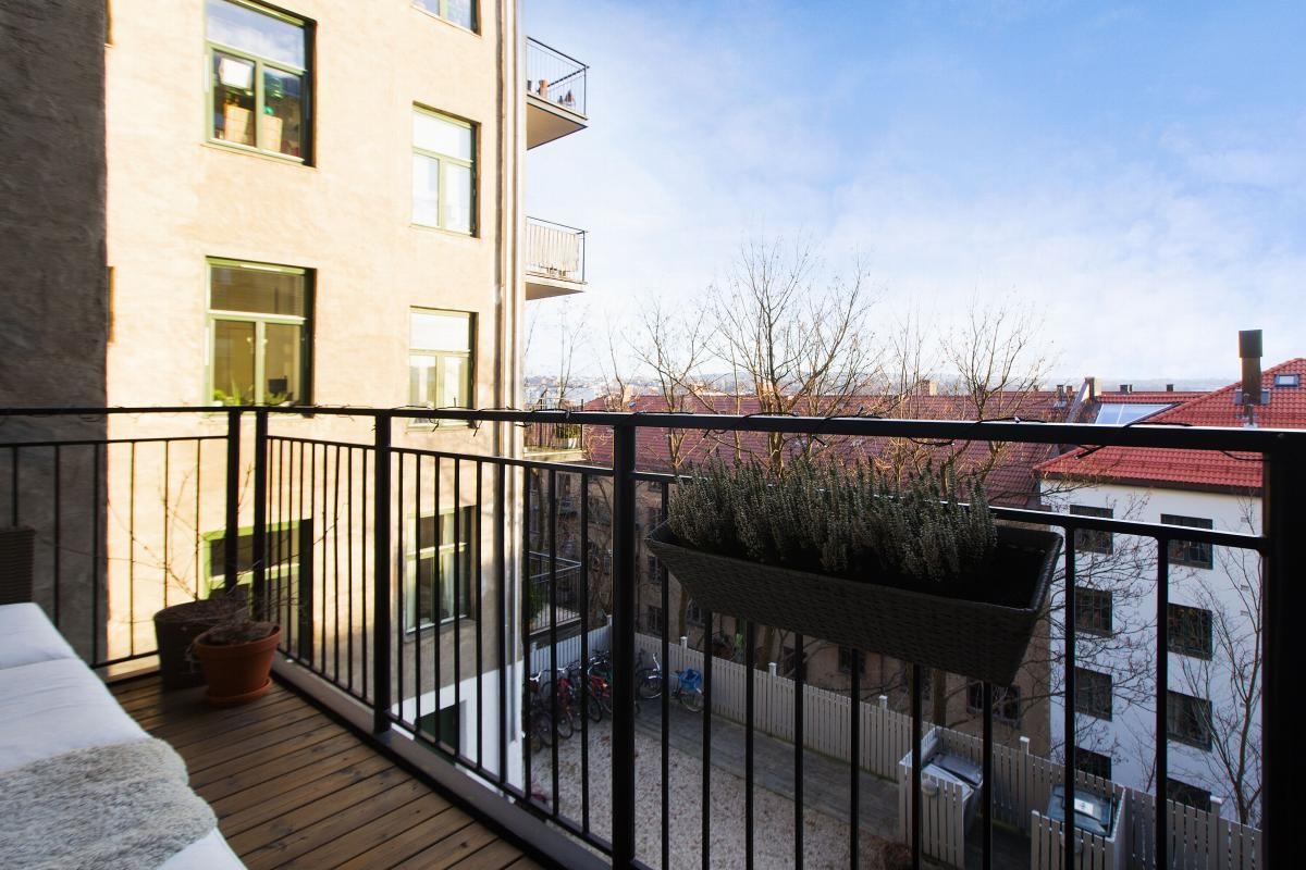 Romslig balkong med vidt utsyn Galleribilde