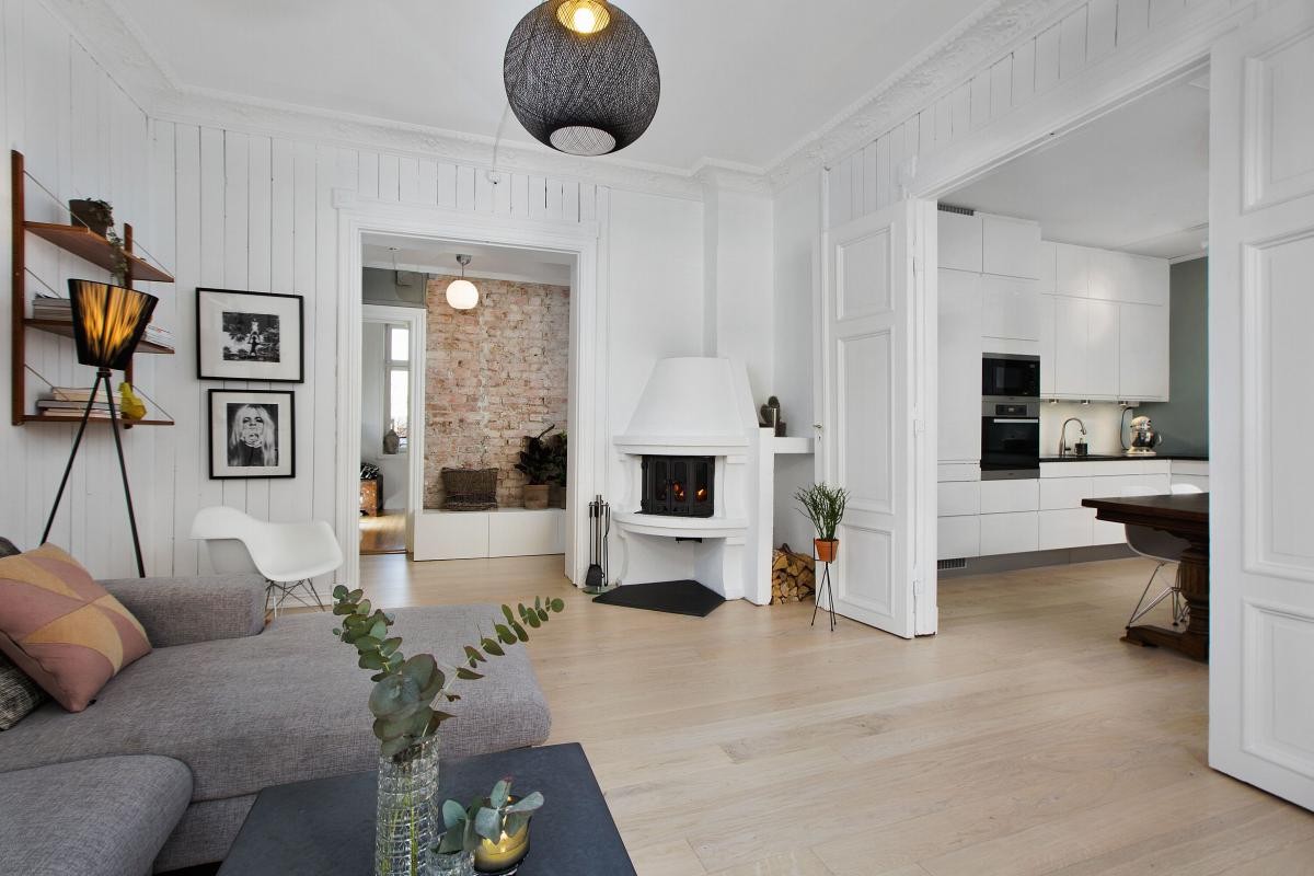 Lys og lekker stue med peis samt sjarmerende stukkatur og rosett Galleribilde