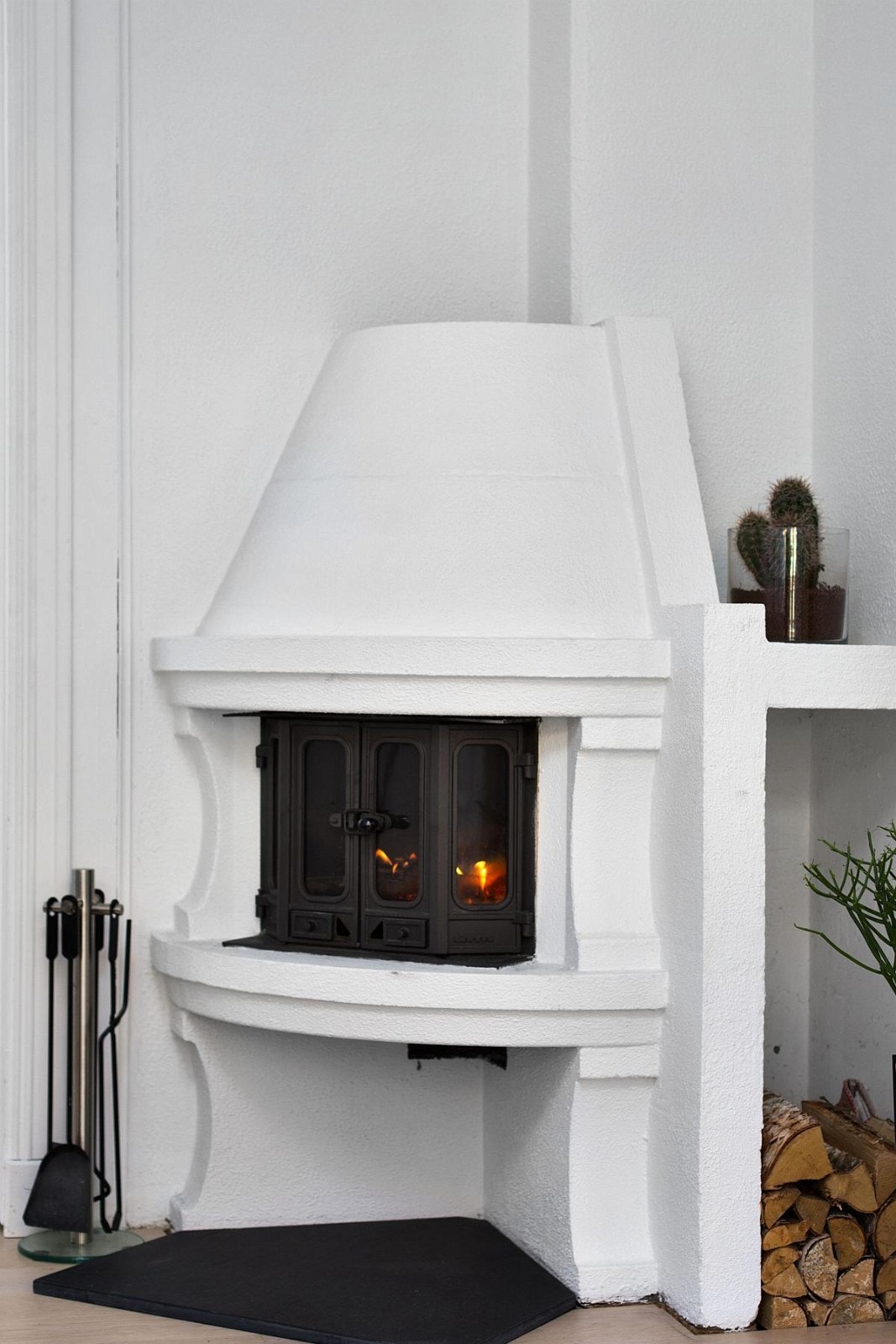 Sjarmerende peis i stuen som varmer godt på kalde vinterkvelder Galleribilde