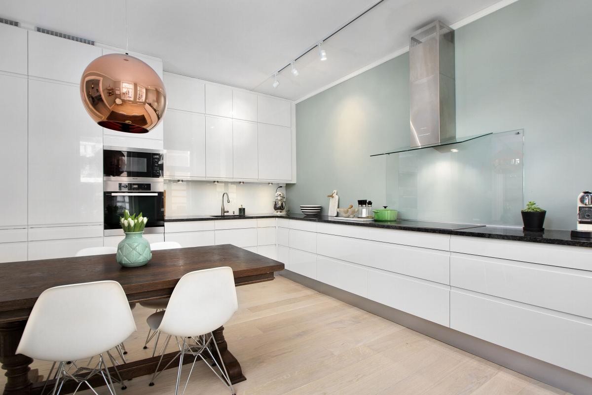 Leiligheten har et svært innholdsrikt HTH kjøkken med god plass til spisebord Galleribilde