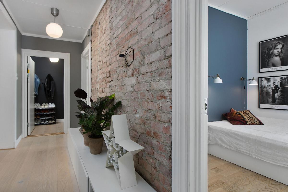 Romslig gang/hall med synlig teglstein Galleribilde