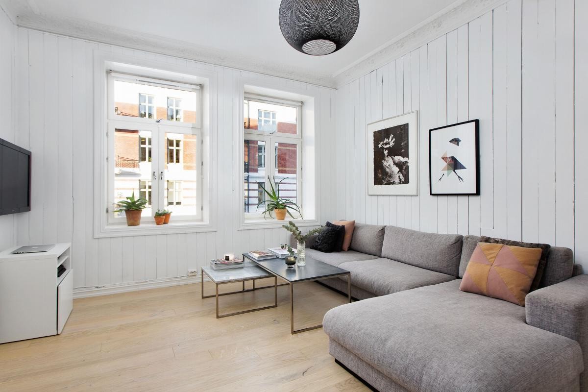 Lys og lekker stue med peis samt sjarmerende stukkatur og rosett Galleribilde