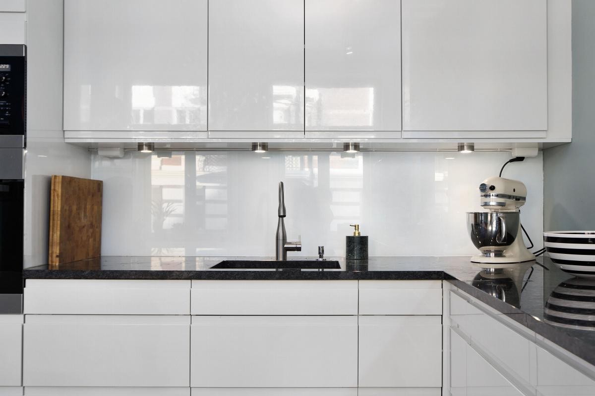 Flott HTH kjøkken med integrerte hvitevarer Galleribilde