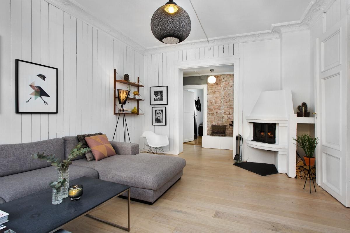 Lys og lekker stue med peis samt sjarmerende stukkatur og rosett Galleribilde