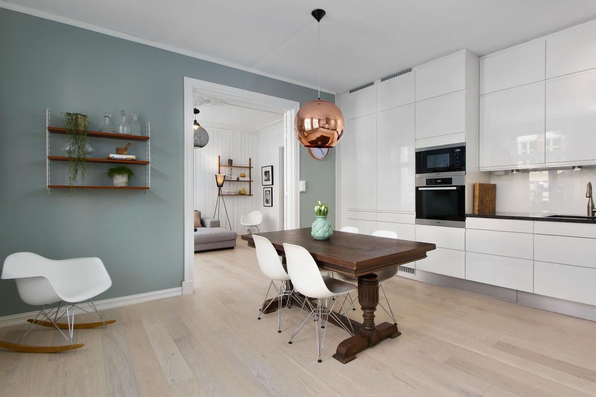 Leiligheten har et svært innholdsrikt HTH kjøkken med god plass til spisebord Galleribilde