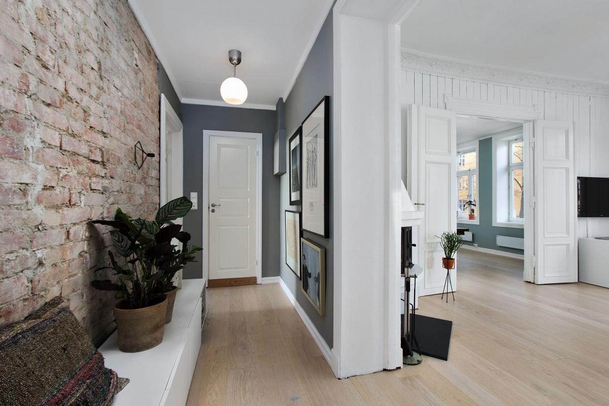 Romslig gang/hall med synlig teglstein Galleribilde