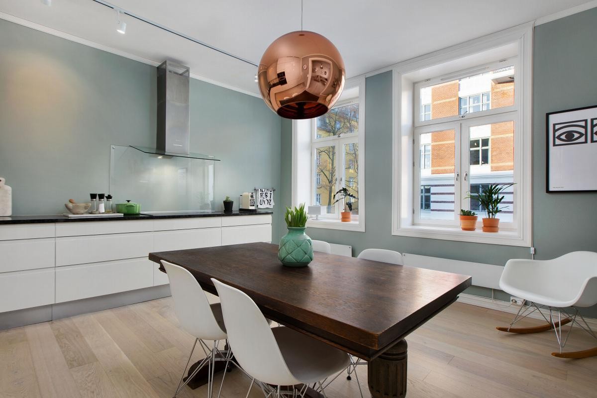 Leiligheten har et svært innholdsrikt HTH kjøkken med god plass til spisebord Galleribilde