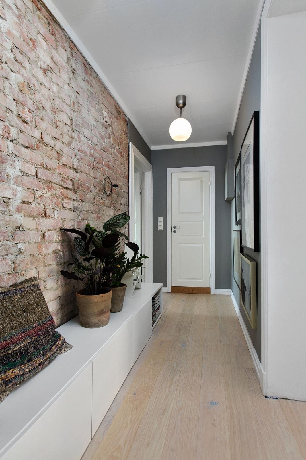 Romslig gang/hall med synlig teglstein Galleribilde