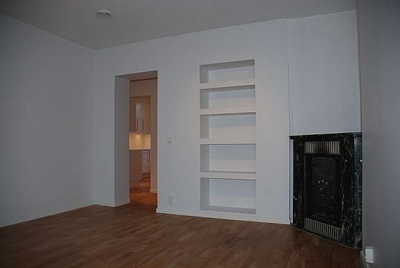 Stue med ovn, mot gang & kjøkken. Galleribilde