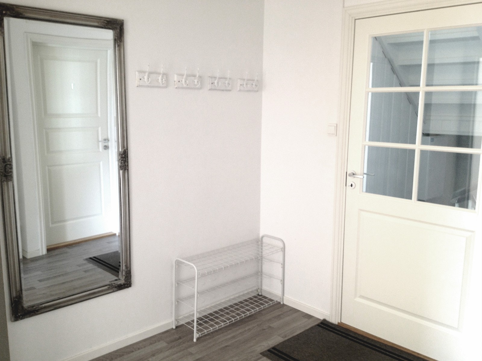 Gang med plass til å henge fra deg jakker og sko Galleribilde