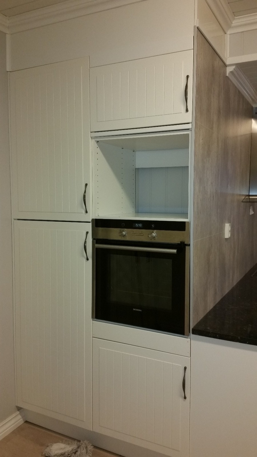 Stekeovn, plass til egen micro-ovn Galleribilde