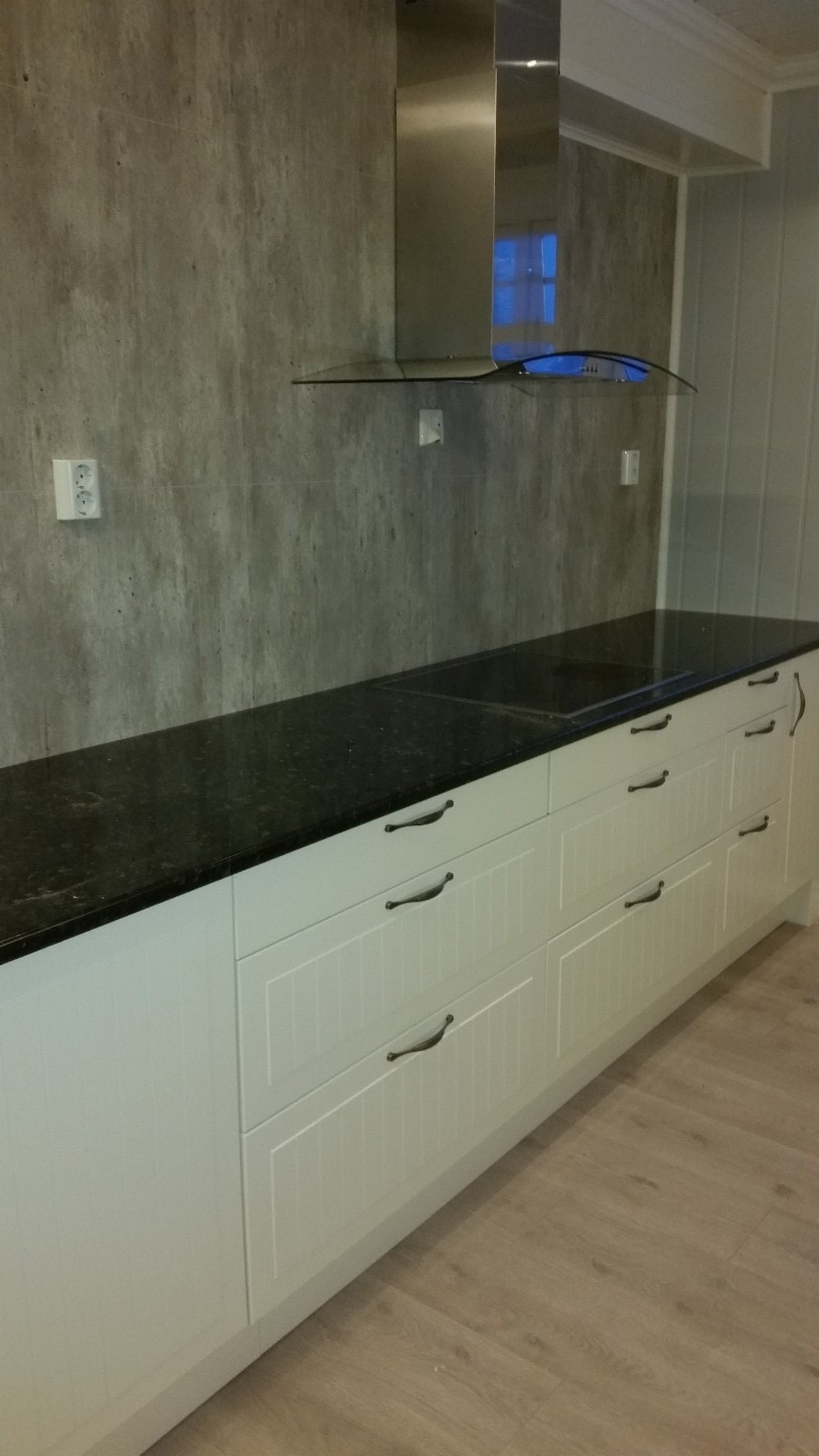 Kjøkken, med integrerte hvitevarer, Gode arbeidsbenker. Galleribilde