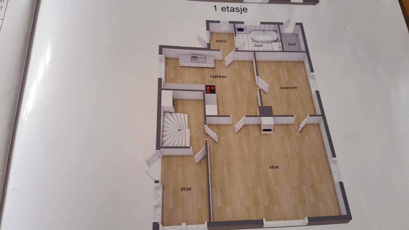 Plantegning 1.etg Merk, bod innenfor bad er tatt bort i forbindelse oppussing, Badet ble større. Liten stue er uisolert og må betegnes som sommerstue. Galleribilde