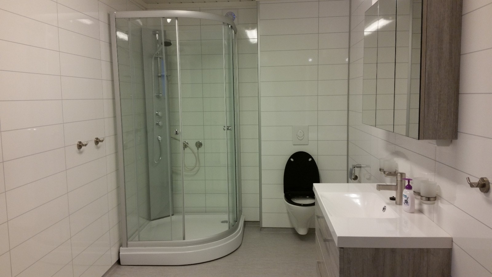 Stort bad/vaskerom med varmekabler i gulv. Nyoppusset 2014. Galleribilde