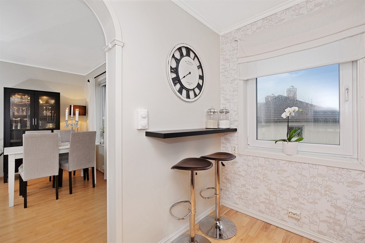 Her ser vi barløsningen og videre inn til stuen/spisestuen. Galleribilde