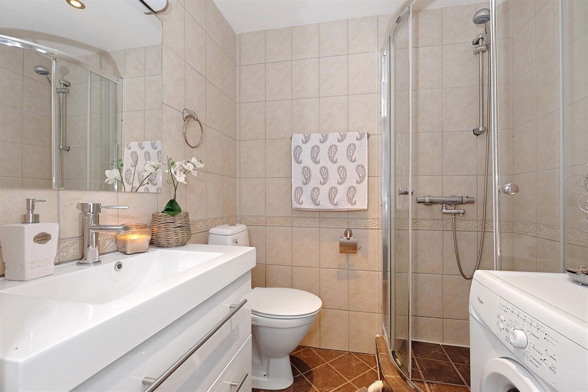 Pent flislagt bad med varmekabler og opplegg for vaskemaskin. Galleribilde