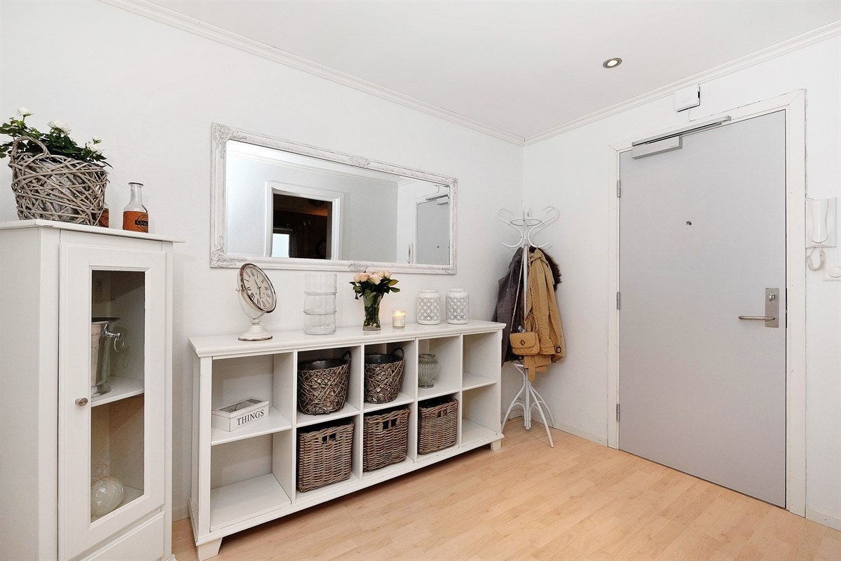 Stor entrè med god plass for å henge fra seg yttertøy og sette fra seg skoene. Galleribilde