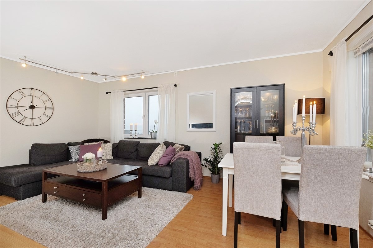 Romslig stue med god plass for både sofa- og spisegruppe. Galleribilde